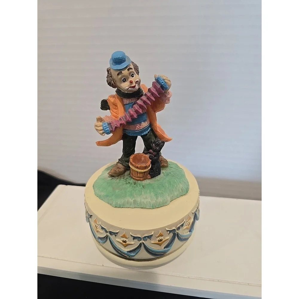 Vintage 1980's DAVAR Revolving Musical Clown‎ w/ Accordion & Cat – Taiwan